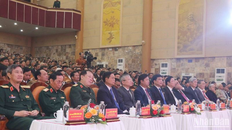 Hơn 500 đại biểu dự buổi gặp mặt kỷ niệm 80 năm Ngày thành lập Quân đội nhân dân Việt Nam. Hơn 500 đại biểu dự buổi gặp mặt kỷ niệm 80 năm Ngày thành lập Quân đội nhân dân Việt Nam.