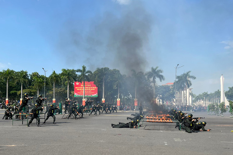 Các cán bộ, chiến sĩ biểu diễn một số nội dung tại lễ khai mạc.
