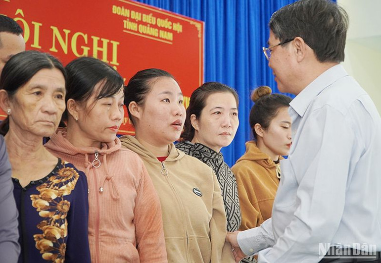 Phó Chủ tịch Quốc hội Nguyễn Đức Hải thăm hỏi, chia sẻ nỗi đau mất mát với gia đình các nạn nhân.