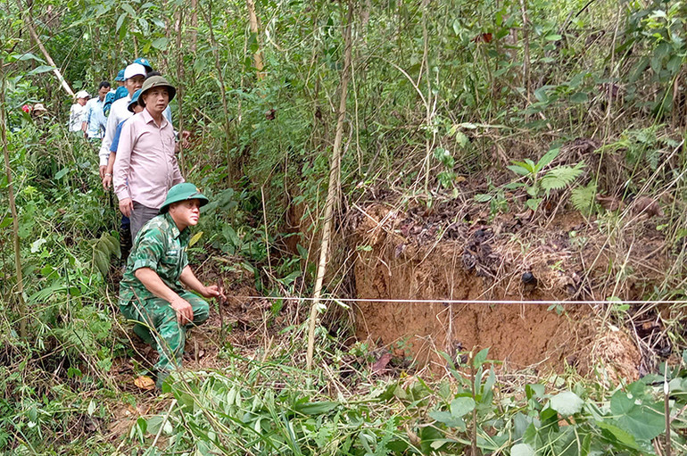 Vết nứt kéo dài hơn 120m trên quả đồi tại thôn 56B, xã Đắc Pre, huyện Nam Giang