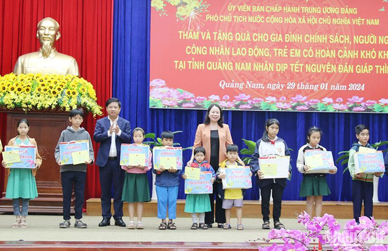Phó Chủ tịch nước Võ Thị Ánh Xuân và Bí thư Tỉnh ủy Lương Nguyễn Minh Triết trao quà tặng trẻ em Quảng Nam có hoàn cảnh khó khăn.