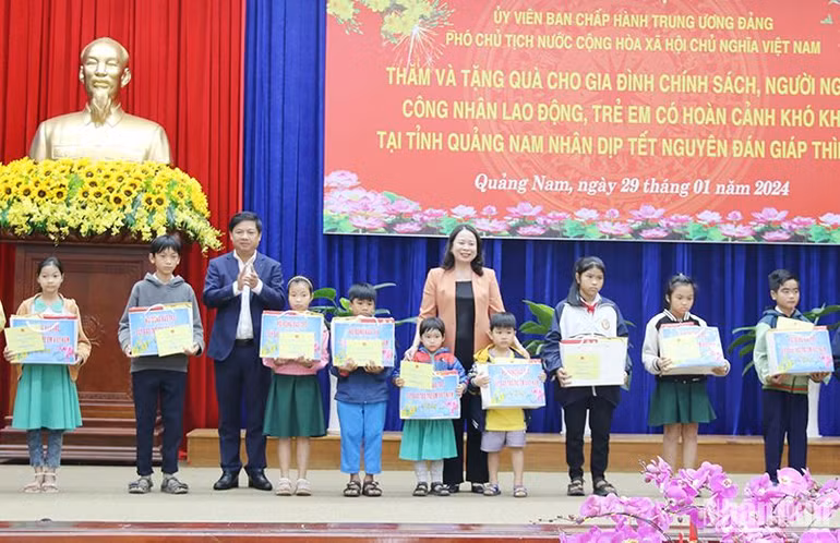 Phó Chủ tịch nước Võ Thị Ánh Xuân và Bí thư Tỉnh ủy Lương Nguyễn Minh Triết trao quà tặng trẻ em Quảng Nam có hoàn cảnh khó khăn.