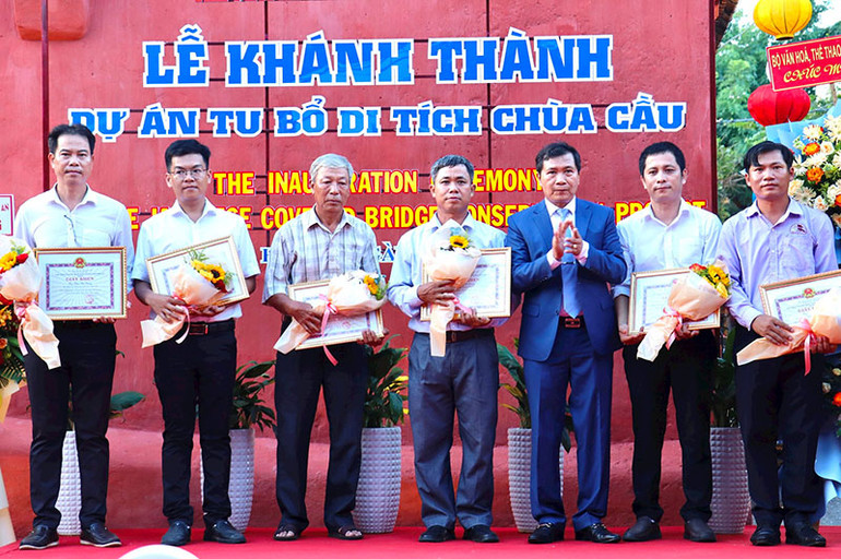 Lãnh đạo thành phố Hội An tặng Giấy khen cho các tập thể, cá nhân có thành tích xuất sắc trong công tác trùng tu công trình Chùa Cầu.