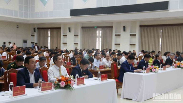 Các đại biểu dự lễ công bố Nghị quyết của Uỷ ban Thường vụ Quốc hội về việc sắp xếp đơn vị hành chính cấp huyện, cấp xã của tỉnh Quảng Nam giai đoạn 2023-2025.