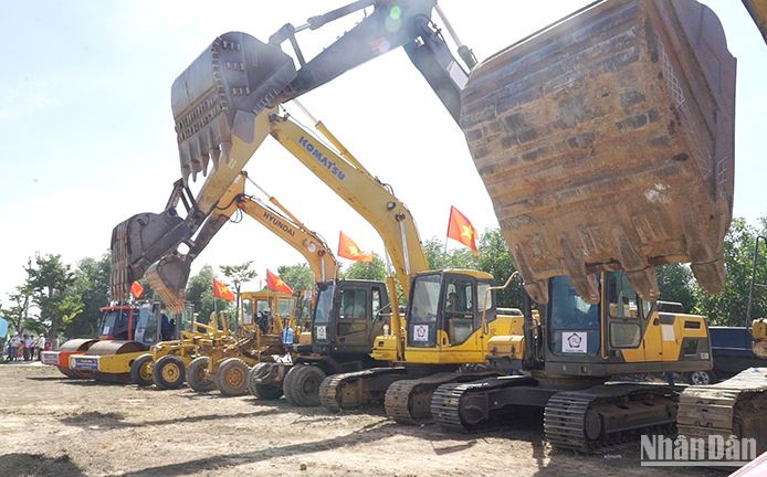 Đơn vị thi công tập trung phương tiện thi công công trình theo đúng tiến độ.