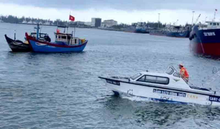 Lực lượng Cảnh sát giao thông Công an tỉnh Quảng Nam túc trực để bảo đảm an toàn cho người dân khi qua lại bến phà Tam Hải-Tam Quang. (Ảnh Q.T)