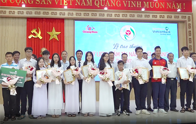 Trao thưởng Quỹ ươm mầm tài năng đất Quảng cho 20 cá nhân có thành tích xuất sắc.