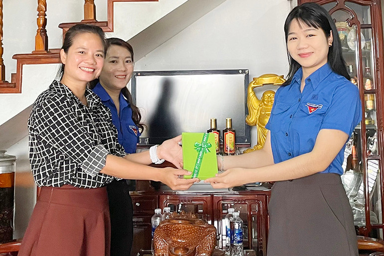 Bạn bè, người thân tặng quà, động viên em Hồ Thị Thanh Hằng (23 tuổi, bên phải), ở thị trấn Đông Phú, huyện Quế Sơn, Quảng Nam trước khi lên đường nhập ngũ.