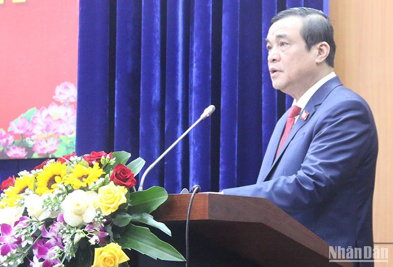 Đồng chí Phan Việt Cường, Ủy viên Trung ương Đảng, Bí thư Tỉnh ủy, Chủ tịch Hội đồng nhân dân tỉnh phát biểu tại kỳ họp.