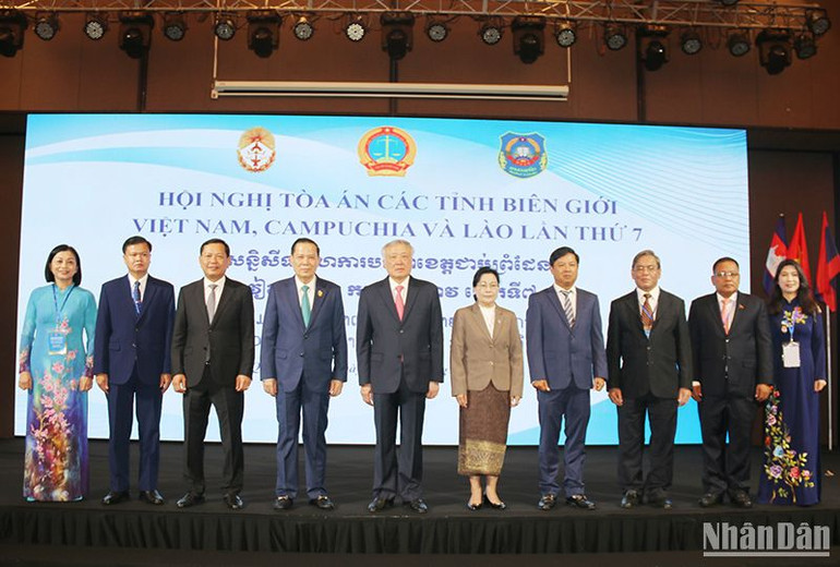 Đồng chí Nguyễn Hòa Bình (thứ 5 từ trái sang) với các đại biểu dự Hội nghị Tòa án các tỉnh biên giới Việt Nam, Campuchia và Lào lần thứ 7