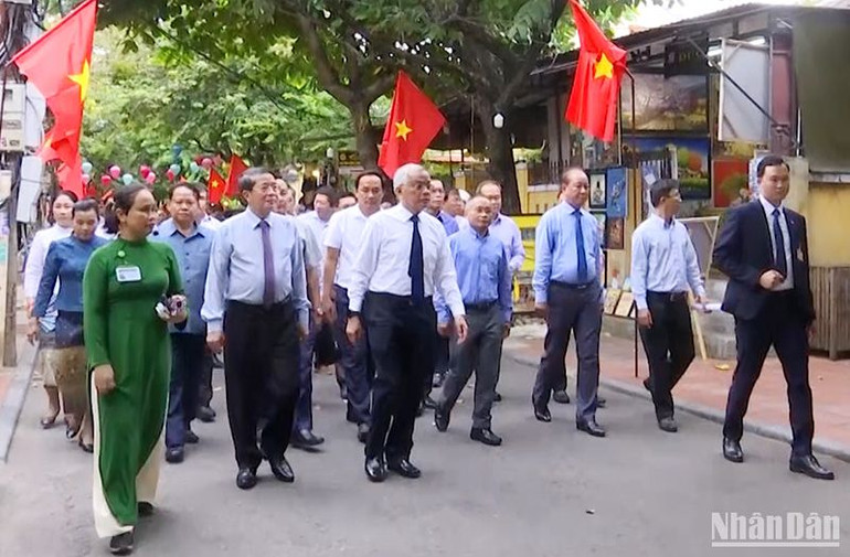 Phó Chủ tịch Quốc hội Nguyễn Đức Hải và Phó Chủ tịch Quốc hội Lào Sommad Pholsena cùng Đoàn công tác tham quan Khu phố cổ Hội An.