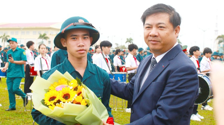 Bí thư Tỉnh ủy Quảng Nam tặng hoa chúc mừng thanh niên lên đường nhập ngũ.