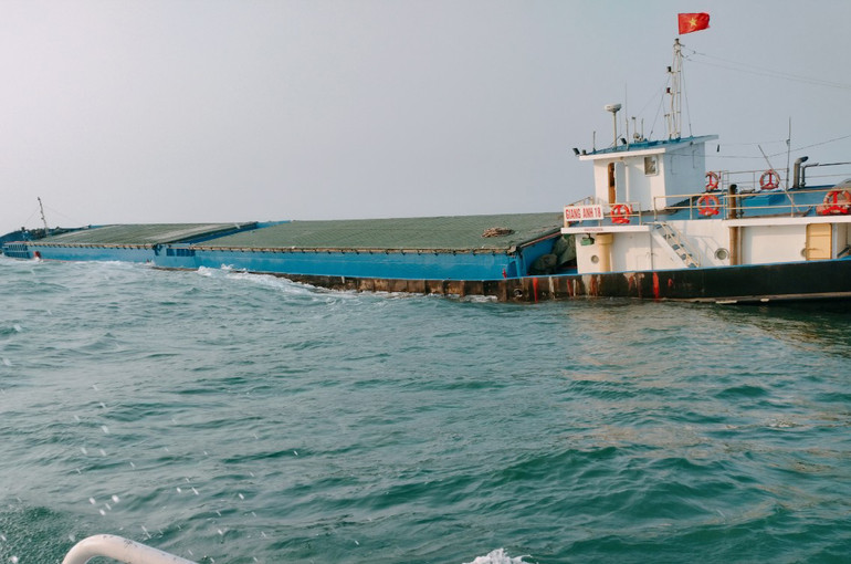 Lực lượng chức năng triển khai các biện pháp cấp bách để ứng phó sự cố tràn dầu. Lực lượng chức năng triển khai các biện pháp cấp bách để ứng phó sự cố tràn dầu.