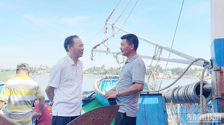 Thứ trưởng Nông nghiệp và Phát triển nông thôn Phùng Đức Tiến khảo sát, tìm hiểu về thực hiện công tác chống khai thác hải sản bất hợp pháp, không báo cáo và không theo quy định tại xã Tam Quang, huyện Núi Thành, tỉnh Quảng Nam.