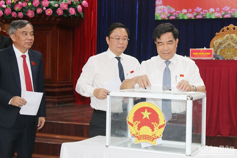 Các đại biểu Hội đồng nhân dân tỉnh bỏ phiếu bầu bổ sung chức danh Phó Chủ tịch Ủy ban nhân dân tỉnh Quảng Nam nhiệm kỳ 2021-2026.