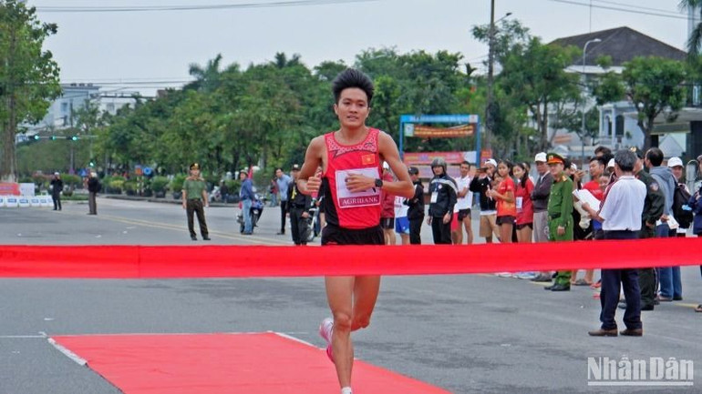 Các vận động viên trên đường về đích.