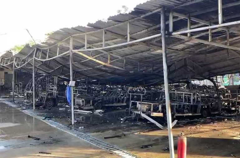 Khoảng 20 xe điện bị thiêu rụi hoàn toàn.