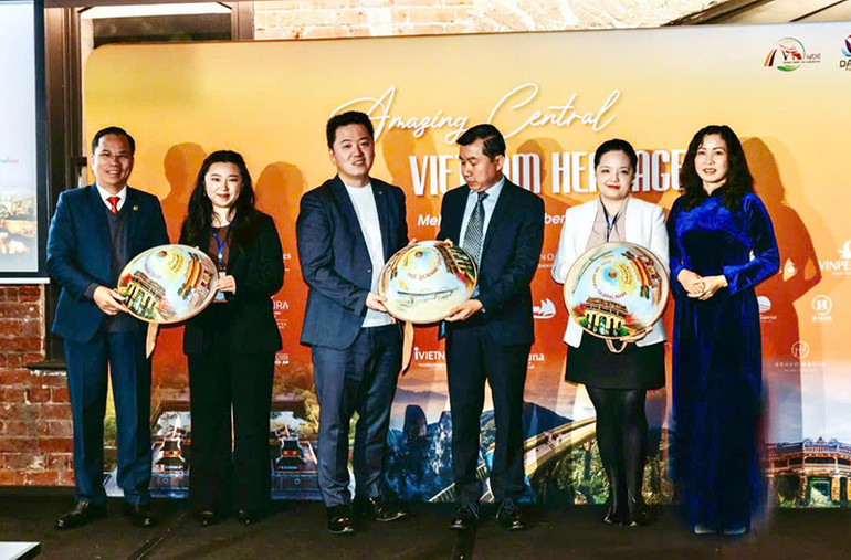 Trao chiếc nón là truyền thống Việt Nam (in hình Chùa Cầu, Hội An, Quảng Nam) tặng các đại biểu tham dự sự kiện. Trao chiếc nón là truyền thống Việt Nam (in hình Chùa Cầu, Hội An, Quảng Nam) tặng các đại biểu tham dự sự kiện.