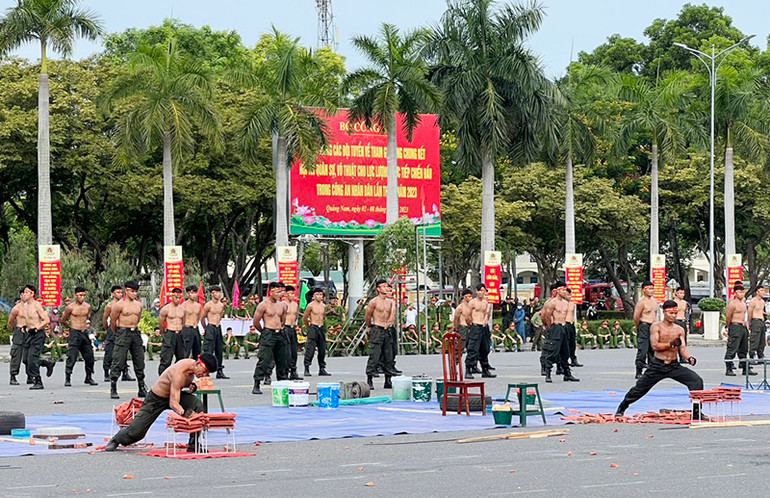 Các cán bộ, chiến sĩ biểu diễn một số nội dung tại lễ khai mạc.