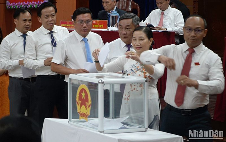 Các đại biểu Hội đồng nhân dân tỉnh bỏ phiếu bầu chức danh Chủ tịch Ủy ban nhân dân tỉnh và 2 Phó Chủ tịch Ủy ban nhân dân tỉnh Quảng Nam nhiệm kỳ 2021-2026. Các đại biểu Hội đồng nhân dân tỉnh bỏ phiếu bầu chức danh Chủ tịch Ủy ban nhân dân tỉnh và 2 Phó Chủ tịch Ủy ban nhân dân tỉnh Quảng Nam nhiệm kỳ 2021-2026.