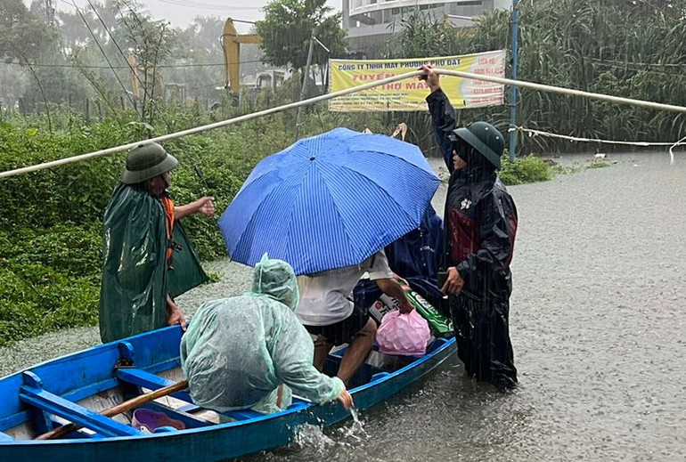 Thành phố Tam Kỳ tổ chức sơ tán người dân ở khu vực trũng thấp tại phường An Sơn đến nơi an toàn.
