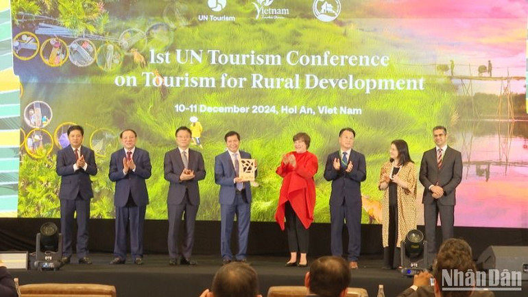 Bà Zoritsa Urosevic, Phó Tổng Thư ký UN Tourism (áo đỏ) trao chứng nhận Làng Du lịch tốt nhất năm 2024 cho Làng rau Trà Quế, thành phố Hội An (Quảng Nam).