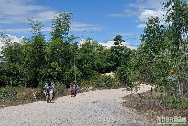 Tuyến đường nối đường Võ Chí Công đến quốc lộ 1A ngừng thi công nhiều năm nay do còn 120m đi qua phần đất của gia đình bà Bùi Thị Nuôi chưa được bồi thường.