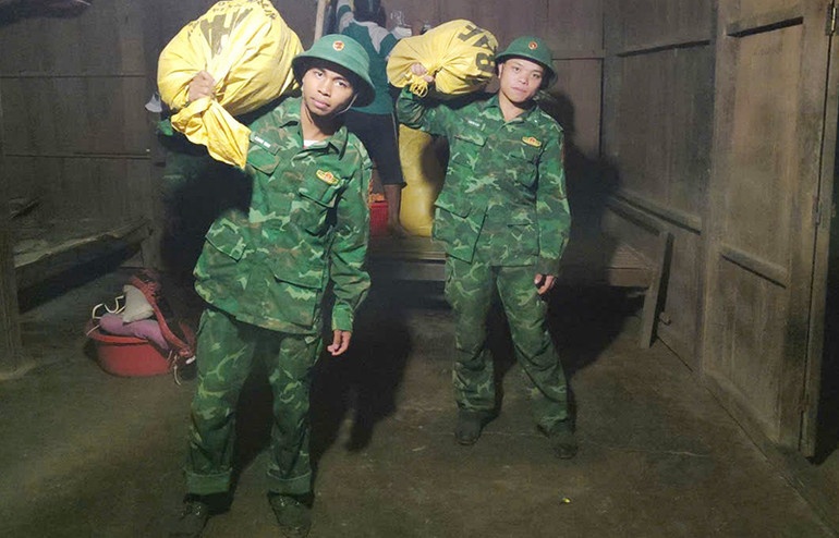 Lực lượng bộ đội biên phòng sơ tán người dân đến nơi an toàn.