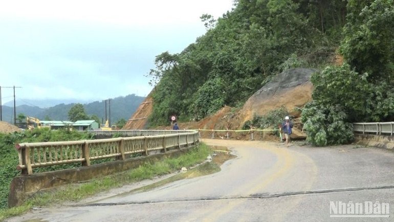 Cơ quan chức năng đã huy động lực lượng, phương tiện dọn xong đất đá sụt trên vị trí cầu và tạm thời cho các phương tiện nhỏ lưu thông qua lại. Cơ quan chức năng đã huy động lực lượng, phương tiện dọn xong đất đá sụt trên vị trí cầu và tạm thời cho các phương tiện nhỏ lưu thông qua lại.