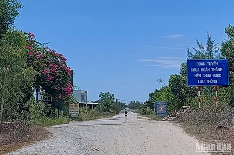 Tuyến đường nối từ đường Võ Chí Công đến quốc lộ 1A thi công dở dang do vướng công tác thu hồi đất, bồi thường giải phóng mặt bằng tại khu đất nhà bà Bùi Thị Nuôi.