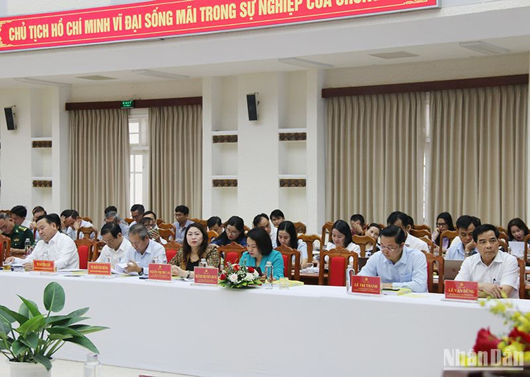 Các đồng chí lãnh đạo tỉnh Quảng Nam tham dự Hội thảo khoa học với chủ đề “Nhận diện và phát huy giá trị văn hóa, con người Quảng Nam trong giai đoạn mới”