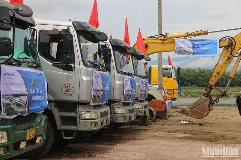 Công ty cổ phần Tập đoàn Đạt Phương nỗ lực thi công, phấn đấu hoàn thành công trình vào quý 4/2025. Công ty cổ phần Tập đoàn Đạt Phương nỗ lực thi công, phấn đấu hoàn thành công trình vào quý 4/2025.