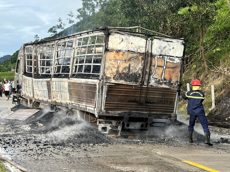 Xe tải bị hư hỏng nặng.