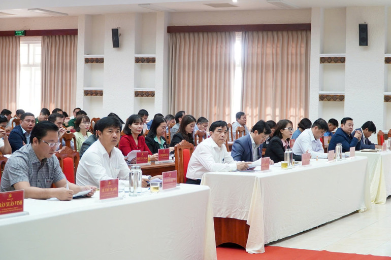 Các đồng chí lãnh đạo tỉnh dự hội nghị.