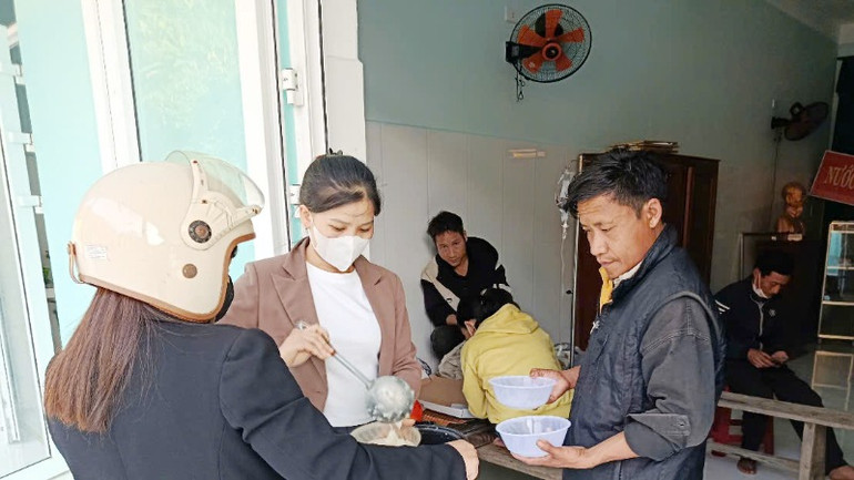 Trung tâm y tế huyện Nam Trà My phối hợp chính quyền địa phương vận dụng các nguồn để nấu cháo cung cấp cho các trẻ đang điều trị tại Trạm y tế xã Trà Leng.