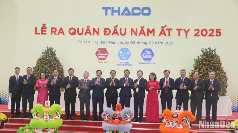 Các đồng chí lãnh đạo tỉnh Quảng Nam dự lễ ra quân đầu năm tại THACO Chu Lai.