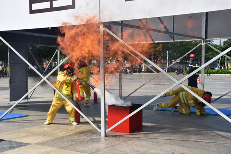 Các đội tham gia phần thi thực hành về triển khai lực lượng tổ chức dập tắt đám cháy. Các đội tham gia phần thi thực hành về triển khai lực lượng tổ chức dập tắt đám cháy.