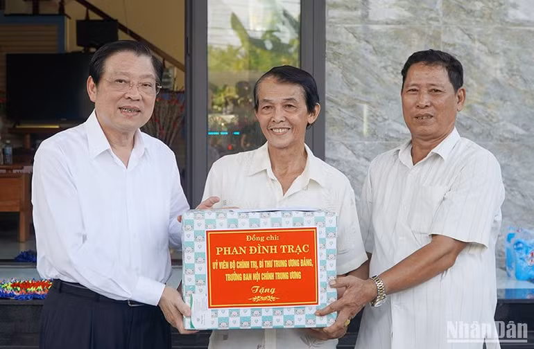 Trưởng Ban Nội chính Trung ương Phan Đình Trạc tặng quà người dân xã Duy Vinh, huyện Duy Xuyên (Quảng Nam)