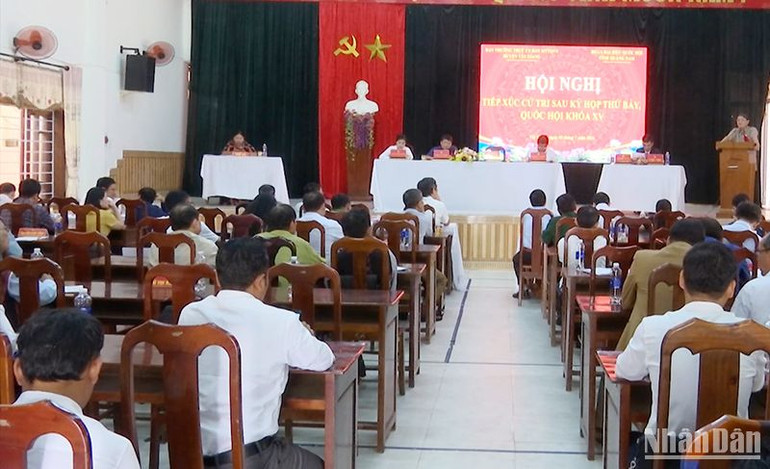 Quang cảnh buổi tiếp xúc cử tri