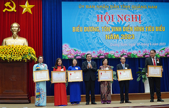 Bí thư Tỉnh ủy Phan Việt Cường trao Huân chương Lao động hạng Nhì, hạng Ba của Chủ tịch nước tặng các tập thể, cá nhân.