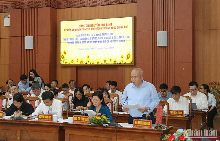 Thứ trưởng Kế hoạch và Đầu tư Đỗ Thành Trung báo cáo tình hình giải ngân vốn đầu tư công tại 5 địa phương: Thừa Thiên Huế, Đà Nẵng, Quảng Nam, Quảng Ngãi, Bình Định.