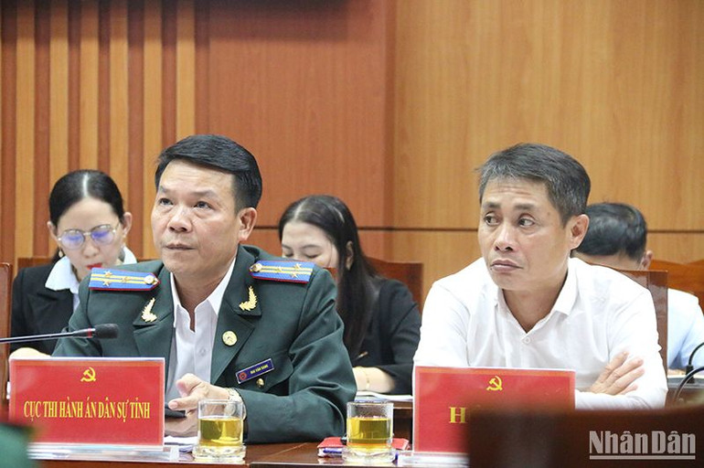 Các đại biểu nghe quán triệt Quy định số 117-QĐ/TW, ngày 18/8/2023 của Bộ Chính trị về xin lỗi và phục hồi quyền lợi của tổ chức đảng, đảng viên bị kỷ luật oan. Các đại biểu nghe quán triệt Quy định số 117-QĐ/TW, ngày 18/8/2023 của Bộ Chính trị về xin lỗi và phục hồi quyền lợi của tổ chức đảng, đảng viên bị kỷ luật oan.