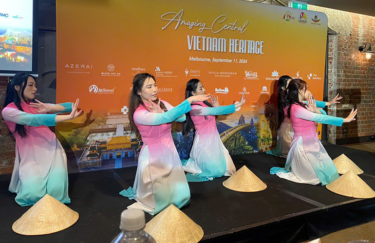 Một tiết mục múa tại Chương trình giới thiệu du lịch Quảng Nam-Đà Nẵng-Thừa Thiên Huế tại thành phố Melbourne (Australia). Một tiết mục múa tại Chương trình giới thiệu du lịch Quảng Nam-Đà Nẵng-Thừa Thiên Huế tại thành phố Melbourne (Australia).