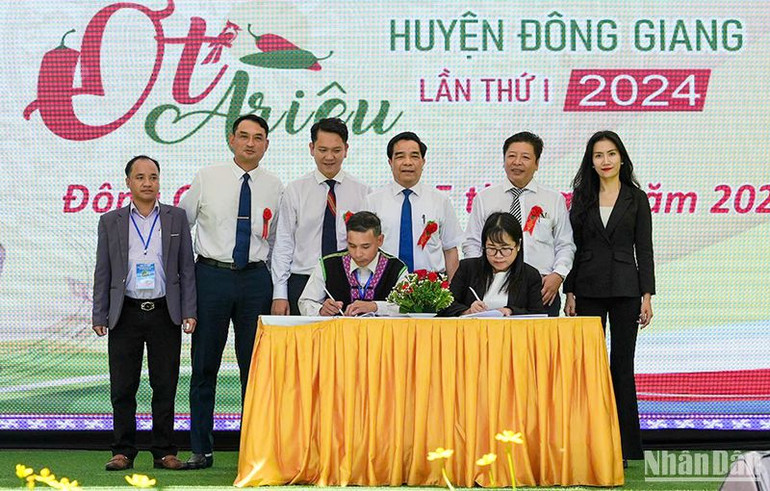 Ký kết bao tiêu sản phẩm Ớt A Riêu giữa đại diện Khu du lịch sinh thái Cổng Trời Đông Giang và Hợp tác xã Nông lâm nghiệp Mà Cooih.