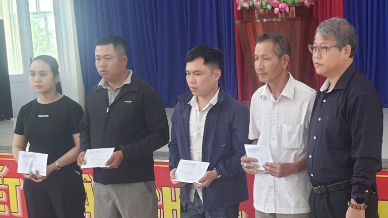 Bí thư Huyện ủy Núi Thành Văn Anh Tuấn trao tiền hỗ trợ, chia sẻ và động viên các gia đình có ngư dân gặp nạn trên biển.