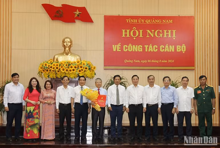 Các đồng chí lãnh đạo tỉnh Quảng Nam tặng hoa chúc mừng đồng chí Nguyễn Đức Dũng giữ chức Phó Bí thư Thường trực Tỉnh ủy nhiệm kỳ 2020-2025