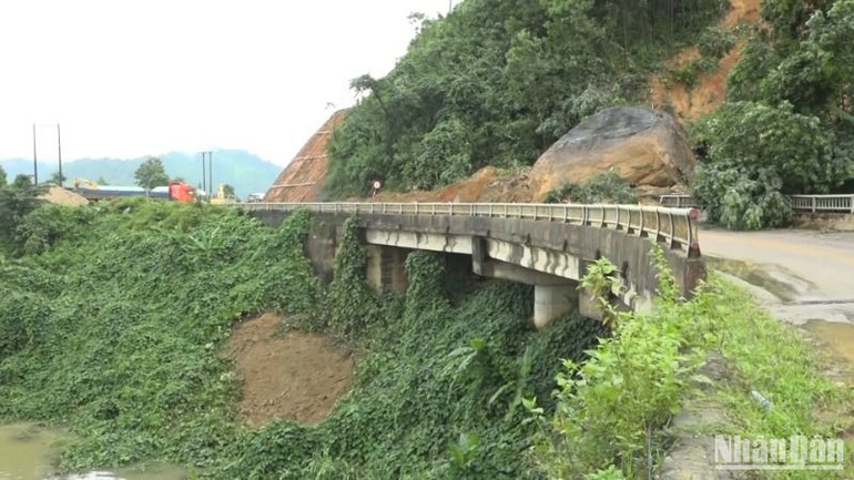Một tảng đá to từ taluy dương đổ xuống làm lệch hệ mặt cầu Đak Mi 1. Một tảng đá to từ taluy dương đổ xuống làm lệch hệ mặt cầu Đak Mi 1.