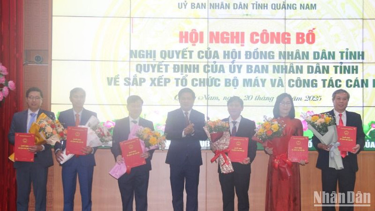 Bí thư Tỉnh ủy Lương Nguyễn Minh Triết trao quyết định và hoa tặng các đồng chí trong Ban Giám đốc Sở Tài chính.