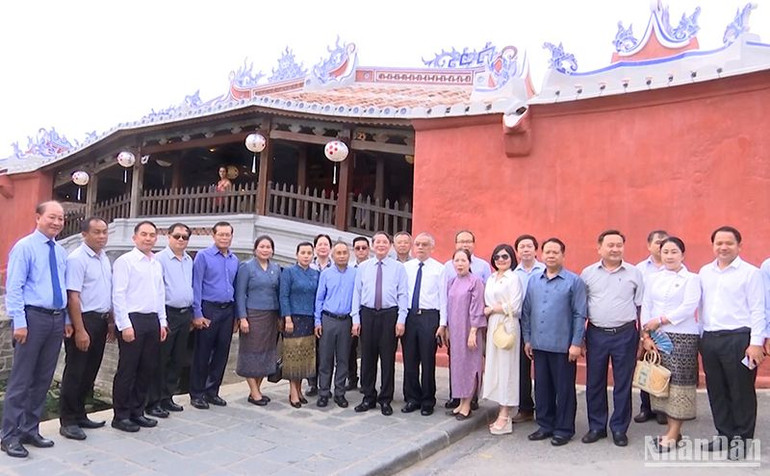 Phó Chủ tịch Quốc hội Nguyễn Đức Hải và Phó Chủ tịch Quốc hội Lào Sommad Pholsena cùng Đoàn công tác thăm di tích Chùa Cầu.