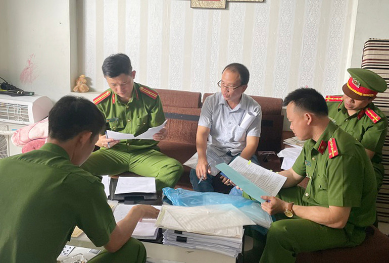 Công an khám xét nơi ở của ông Trần Bùi Hoài Phương.